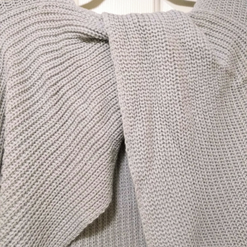 ✨ HOST PICK ✨ Open-Back, Twist Sweater - Picture 5 of 16